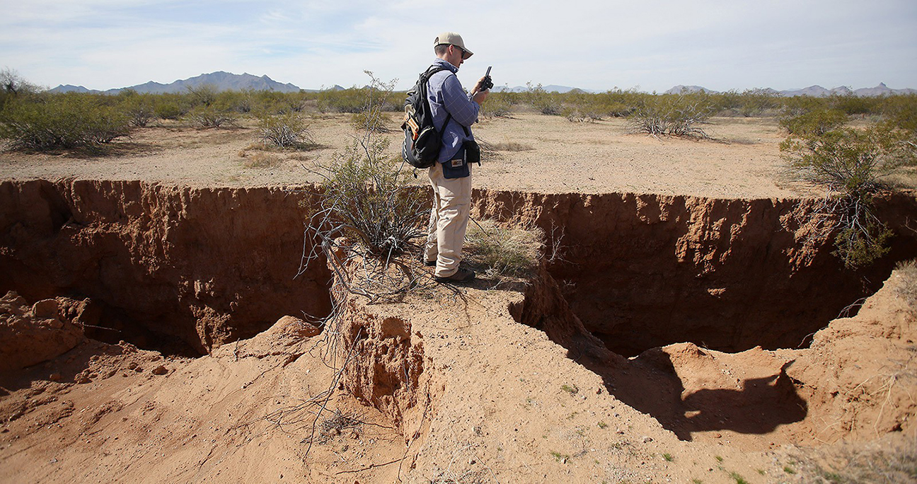 Taking Photos of Groundwater Depletion Fissures